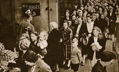 Frauen stehen an einem Obst- und Gemüsestand in London an, Juni 1947 von English Photographer